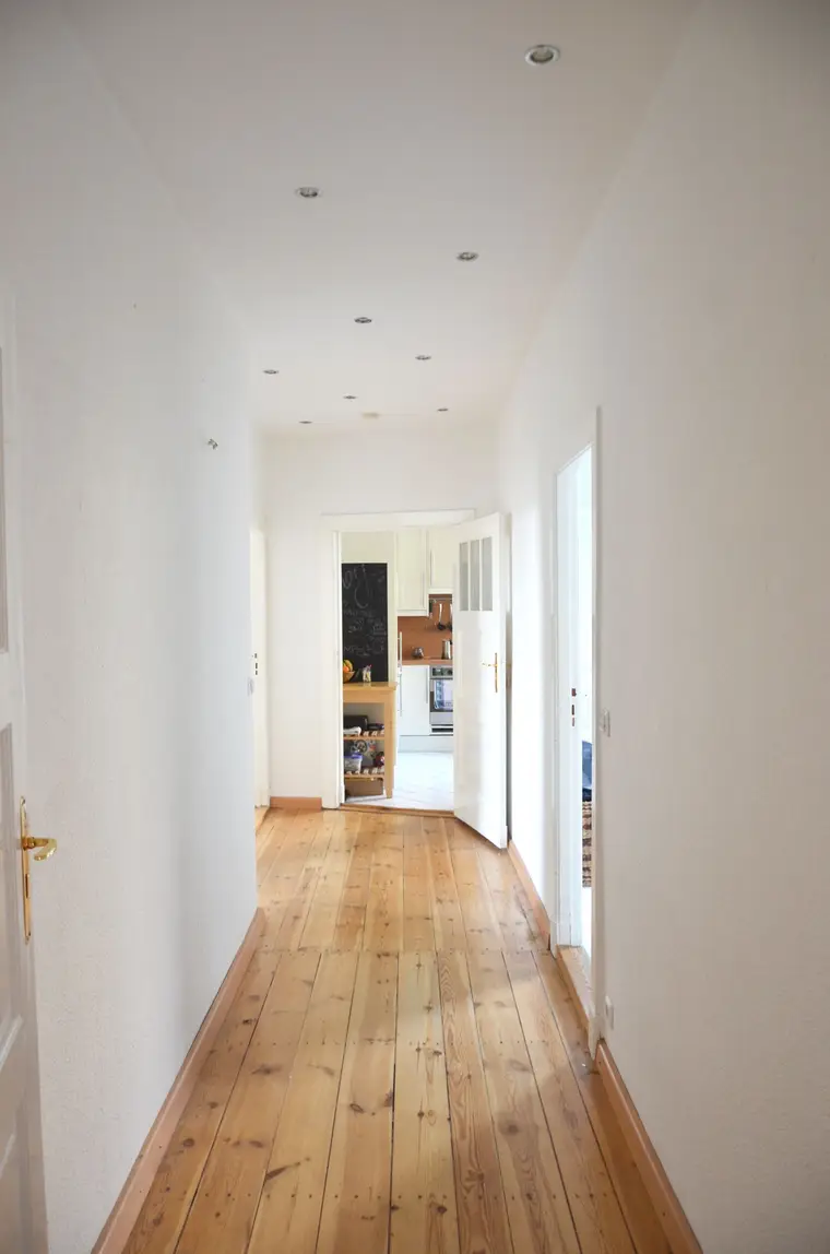 Spacious laminate flooring in an apartment