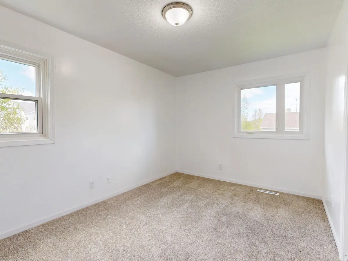 Spacious carpet flooring
